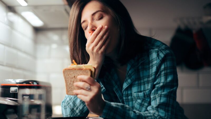 Donna che sbadiglia, stanchezza anomala